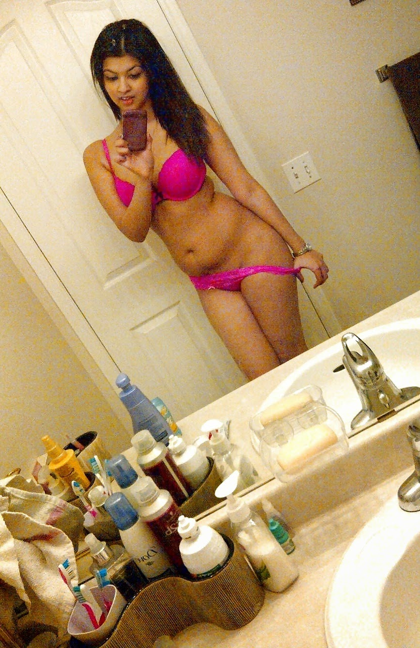 Bra Nipple Slip Porn - Desi girl nude in pink bra - Porn pictures