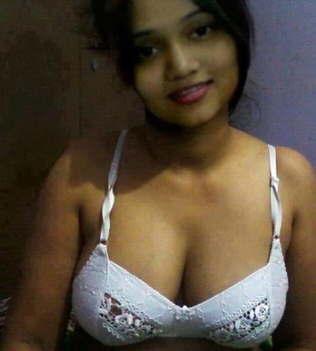 Indian Clothes Big Tits - Indian College GirlFriend Removing Her Clothes