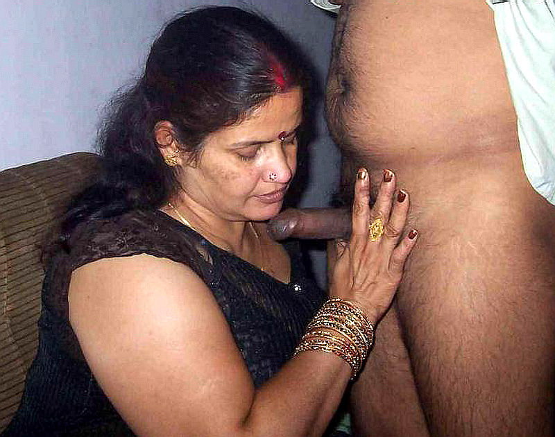 Horny desi bengali babe giving blowjob