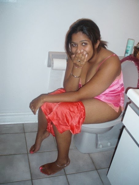 Fat Girls Peeing Nude - Desi Indian Pissing Chut Images
