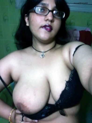 Indian Saggy Tits - Desi Bhabhi Flashing Boobs New Leaked Pics