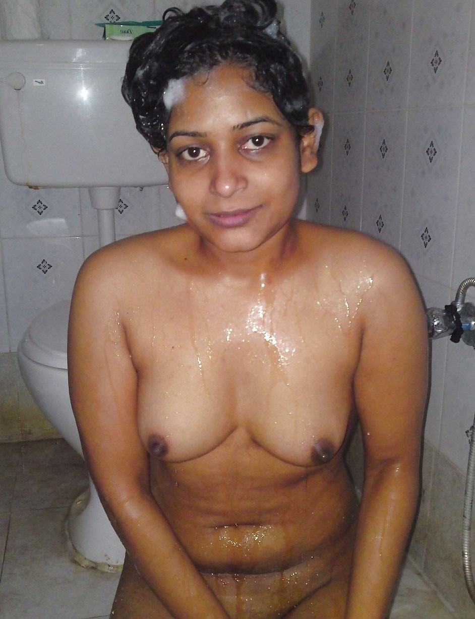 Indian Nude Aunty Bathing